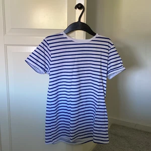 Randig tröja  - GRATIS FRAKT!💗 Blå vit randig tröja köpt på new yourker som jag bara har testat en gång men inte använt💞