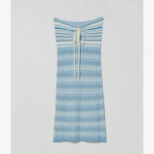 Zara klänning - Jag säljer denna jätte fina klänningen från zara då den inte har kommit till andvändning. Helt ny med prislapp kvar! Köparen står för frakt eller så möts vi upp!💕