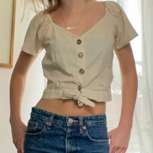 Linnetopp - Jättefin t-shirt i väldigt skönt linnematerial. Köpt i en butik i Frankrike och är nästan aldrig använd🤍🤍