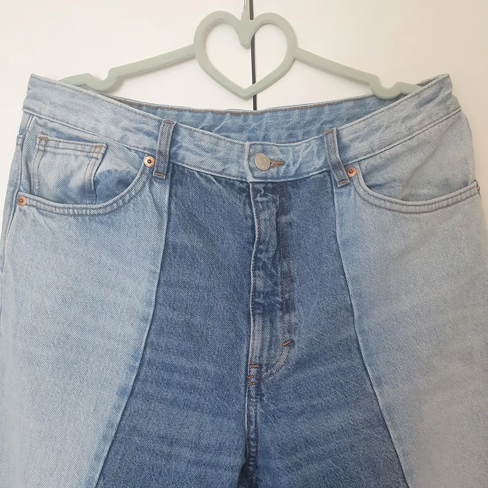 Två-färgade jeans i storlek 32 från Monki. Använda ett fåtal gånger. Frakten ingår i priset.. Jeans & Byxor.