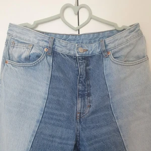 Jeans från Monki - Två-färgade jeans i storlek 32 från Monki. Använda ett fåtal gånger. Frakten ingår i priset.