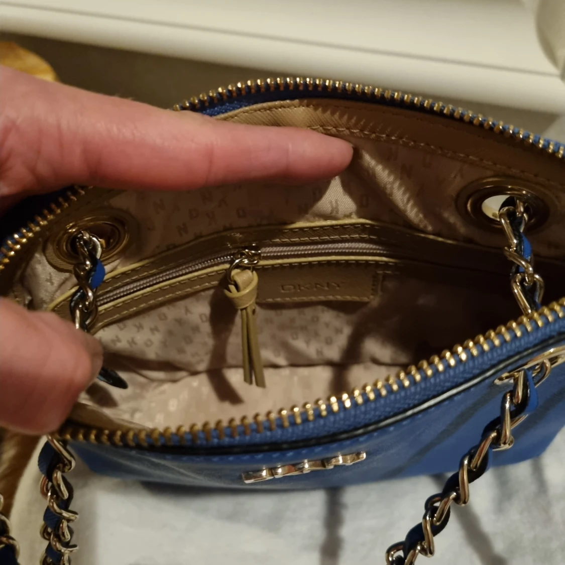 DKNY axelremsväska  - 91