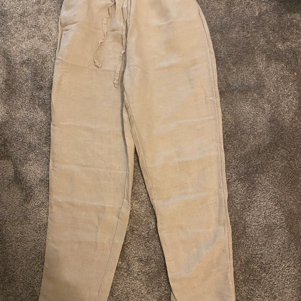 Linne byxor från hm, inga synliga märken på användning. Säljer pågrund av för små . Jeans & Byxor.
