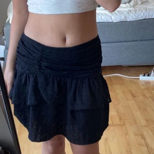 Svart kjol  - Skitsnygg svart kjol från Gina tricot! Storlek 32. Passar en XS,S,M tror jag!🖤