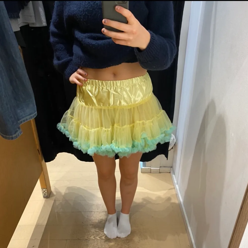 Säljer denna super fina tyll kjol, köptes för 300kr och är aldrig använd. Jag är normalt en s men eftersom den är stretchig passar den både större och mindre. Kjolar.