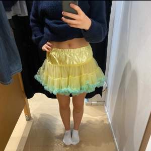 Säljer denna super fina tyll kjol, köptes för 300kr och är aldrig använd. Jag är normalt en s men eftersom den är stretchig passar den både större och mindre