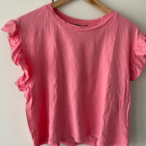 Rosa volang T-shirt från zara strl M - Rosa volang T-shirt från zara. Fint skick andvänd fåtal gånger. 