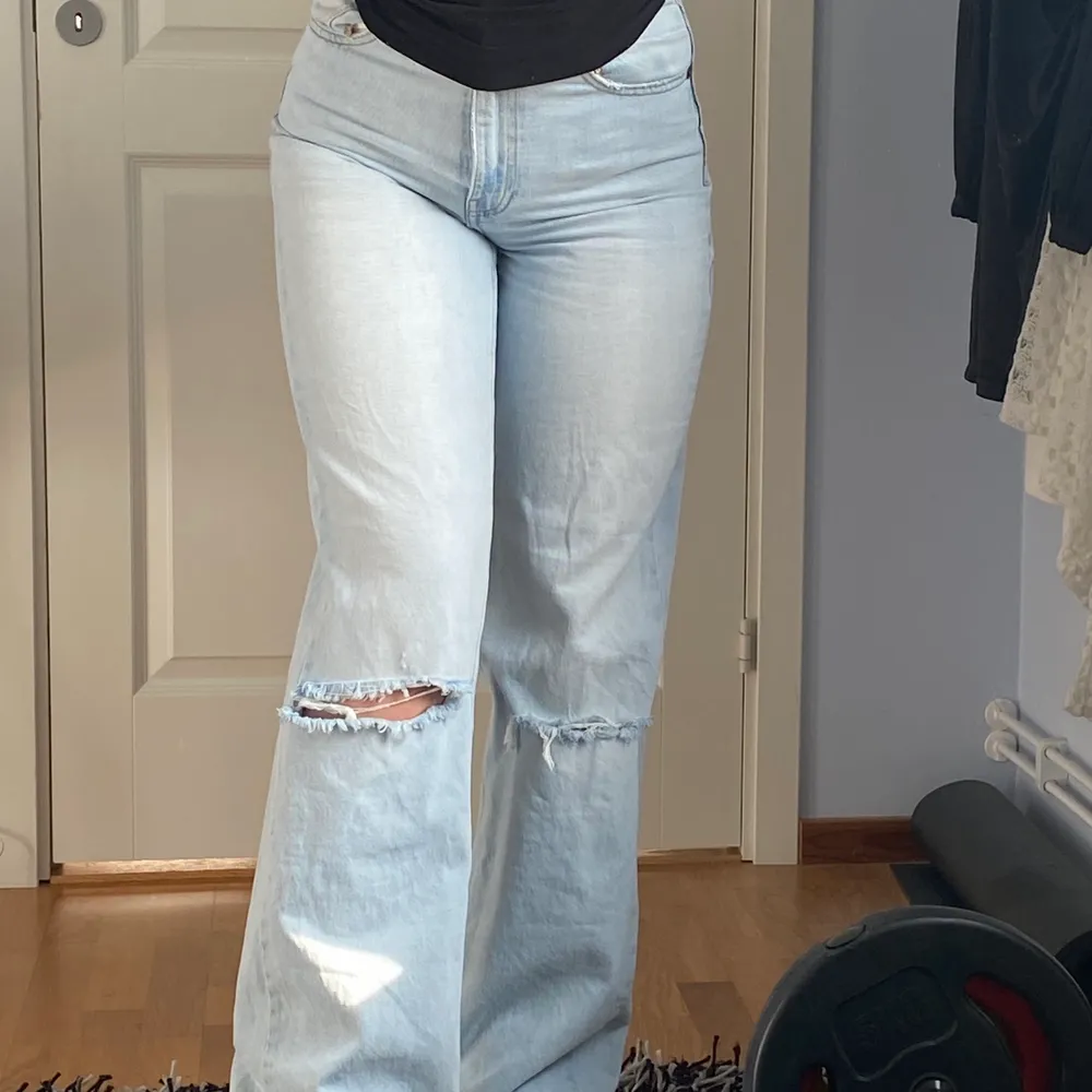 Snygga jeans från zara jag säljer pga att jag ej har någon användning av dem längre. Hålen är gjorda själva. Skriv för intresse 💖. Jeans & Byxor.