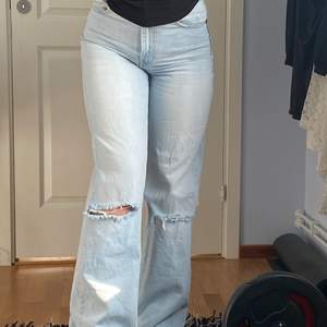 Snygga jeans från zara jag säljer pga att jag ej har någon användning av dem längre. Hålen är gjorda själva. Skriv för intresse 💖