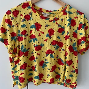 Monki T-shirt med blommor strl S - Gul monki T-shirt med blommor. Fint skick då den är lite använd. 