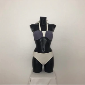 Bikini Panos Emporio S - Helt ny bikini, oanvänd. Färger: vit och grå. Har en liten skrunch vid rumpan som går den att sitta väldigt bra och ge rumpan en fin form ;)