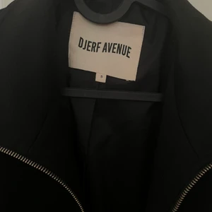 DJERF AVENUE - first choice jacket - Storlek S. First Choice Jacket black. Nypris 1999kr Köparen står för frakt