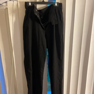 Byxor  - Superfina kostym byxor mina favorit byxor faktiskt säljer för dom börjar bli för korta på mig som är 160. Men kan fof ha dom dom blir lite korta när man sitter ner. Skriv t mig privat för bättre bild på💕köpta för 350kr 