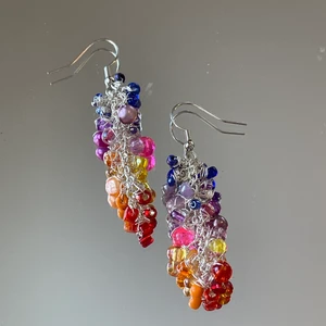 Örhängen  - Handgjorda örhängen med glaspärlor och guldig ståltråd⭐️Frakt tillkommer på 39kr!!!  Checka min profil för mer 💜