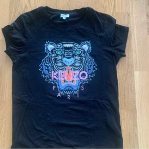 Kenzo tröja i storlek S💕 Sparsamt använd💜 Köpt från Kenzos hemsida för 1.000kr💕 