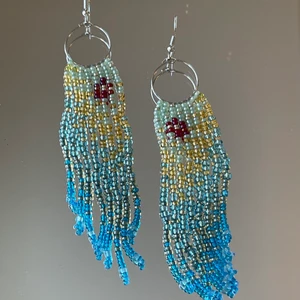 Örhängen  - Handgjorda ”seedbeed earrings” av glaspärlor (2mm stora!!). Lite längre modell med fint fall ⭐️Frakt tillkommer på 39kr!!!  Checka min profil för mer 💜