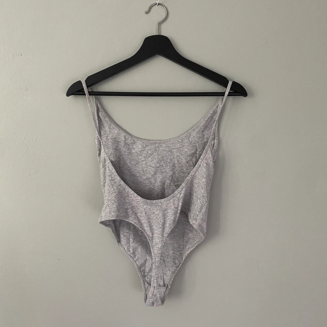 Grå body med öppen rygg - 90