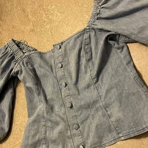 Jeans topp M - Jeans off shoulder, ballon sleeves Shirt. I ny skick. 