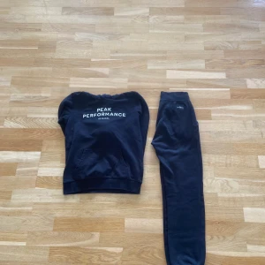 Peak Performance set  - Säljer ett Peak Preformamce set (båda ingår)  Skick - 9/10 Storlek - XS / S