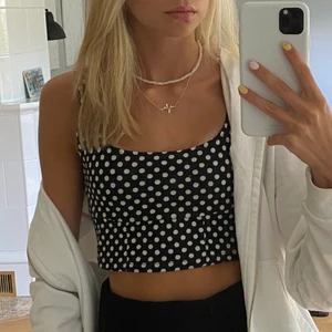 Topp från zara - Jag säljer denna söta topp från Zara då den inte kommer till användning. Endast använd ett fåtal gånger så den är som ny. Storlek S, säljer för 90kr+frakt🖤🤍hör av dig vid intresse!