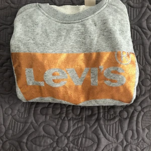 Levi’s sweatshirt - Levi’s sweatshirt som inte kommer till användning längre, den är använd men inget som syns. Skulle passa perfect på lite kallare sommarkvällar, som en chilltröja eller vardaglig tröja. Modellen på tröjan är lite cropad, men lång. Storlek XS.