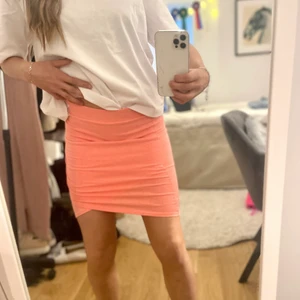 ”Oj” kjol  - Syns från långt håll, ljusare rosa 