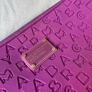 Marc Jacobs datorfodral  - Inte mina bilder!!! (Skicka meddelande så skickar jag egna bilder) Inköpt förra året för 900 men säljer för 150!!💗  i helt ok skick💗💗