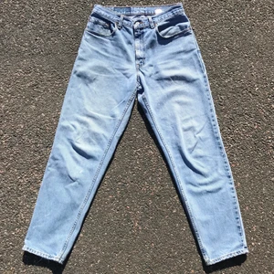 Levi’s 560 - 31/32, loose fit, tapered leg, minimalt färgstänk (vit).  Fråga gärna om fler bilder!