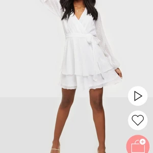 Vit klänning - Säljer nu min studentklänning som också passar så himla fint nu till sommaren!! ⭐️ 