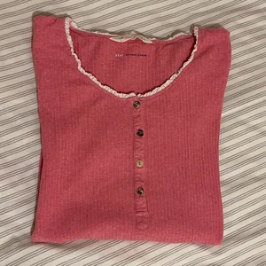 Odd Molly tröja - Säljer en ljusrosa tröja från Odd Molly i storlek 2, passar en S/M. I fint skick! Köparen står för frakten. 