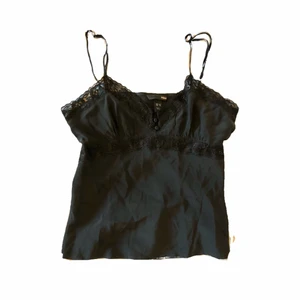 Svart spets topp - Söt spets topp med knappar. Denna är från tidigt 2000tal! Köpt second hand men har aldrig använt och den är i jättebra skick💗 Det är storlek 42 men den passar migsom har S/M