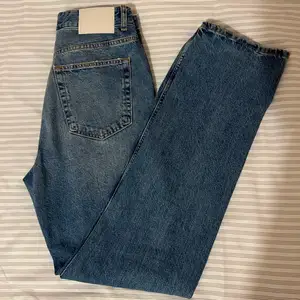 Säljer dessa jeans med slits från Pull & bear, storlek 38. Endast använda någon gång, mycket fint skick. Är långa i benen på mig som är 170cm. Köparen står för frakten. 