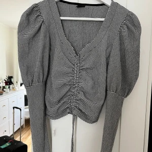 Blus - Blus från ginatricot. Aldrig använd 