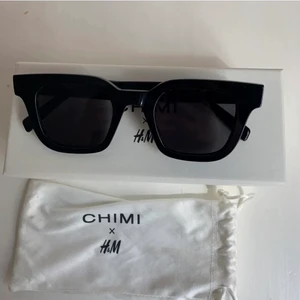 Chimi x hm solglasögon  - SÅLDA! SÄLJER VID BRA BUD! Mina snygga svarta chimi x hm solglasögon!! Köpta för ett år sedan. Har ett tecken på användning då jag haft med de utomlands (se bild 3). Annars väldigt bra skick! Orginal låda och allt finns! Skriv om du har frågor❤️‍🔥
