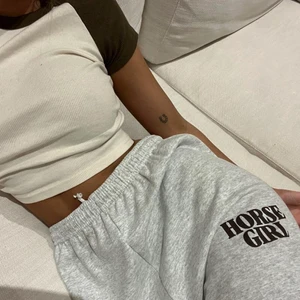 Dairy Girl Summer Mjukisbyxor  - Säljer mina mjukisbyxor från Dairy Boy / Dairy Girl Summer. Det är Paige Lorenzes märke och jag säljer då de är high waist, vilket jag inte trivs i. Köpte M för en oversized fit. Jättefin grå nyans & gulligt koncept med ”horse girl”. 