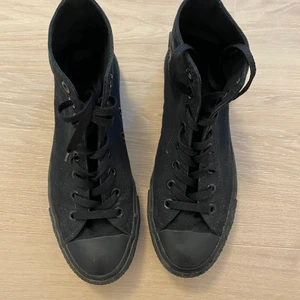 Converse svarta - Höga helsvarta converse i tyg, Strl 39.5. Använda en sommar, säljes pga inte längre min stil. 