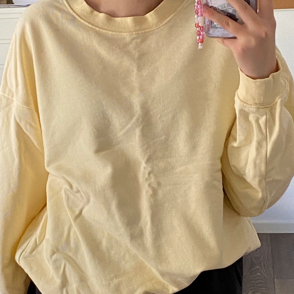 En gul sweatshirt från Monki som jag bara använt några få gånger. Bra skick i storlek M. Köparen står för frakten, skriv om du har nån fråga :). Huvtröjor & Träningströjor.
