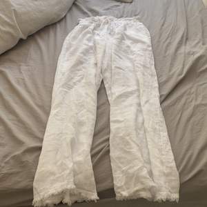 Säljer mina vita linnebyxor dem är i äkta linne och är storleken one size, men passar mig som är S/M - 36/38 i byxor, jag skulle säga att dem är mer lågmidjade i modellen. Köpta i en butik i Båstad för 500kr men säljer för 300kr💕