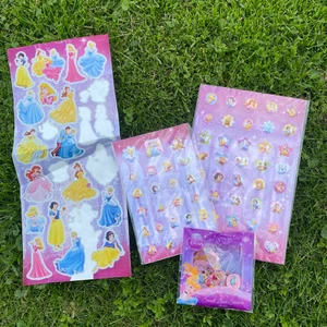 Klistermärken - Helt oanvända klistermärken, inte ens öppnade💗Obs! Längst till vänster är använd, men har många klistermärken kvar💗Fina prinsessor och klistermärken med 3D upplevelse (dom sticker ut💗20kr+frakt (13kr)