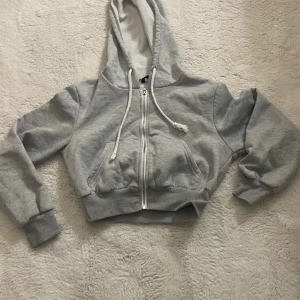 oanvänd kofta - kortare kofta som inte kommer till använding, onvänd å bra skick