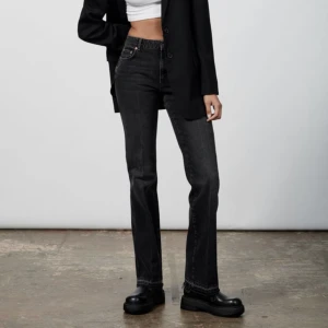 Zara jeans  - Jätte snygg jeans från Zara. Är i en svart/grå färg. Slutsålda. Är i storlek 40 men den passar en 38 bra. Väldigt fint skick då den enbart använts ett par fåtal gånger. Kom privat för egna bilder😘