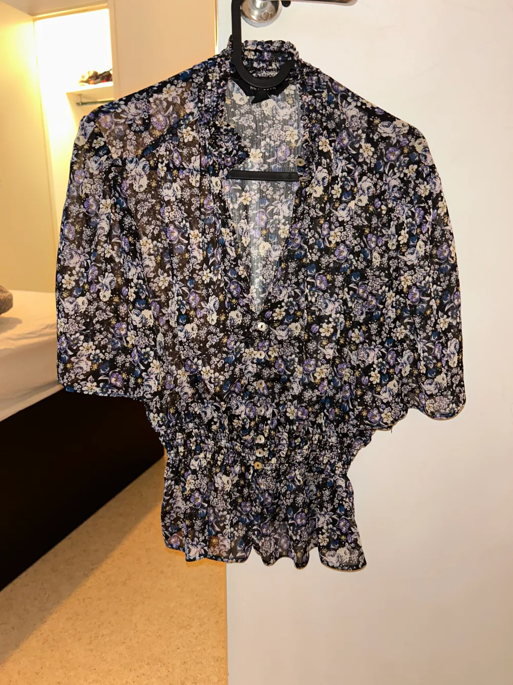 Flower crop top with buttons and elastic waist . Blusar.