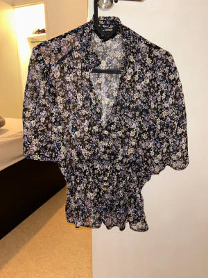 Flower blouse - Flower crop top with buttons and elastic waist 