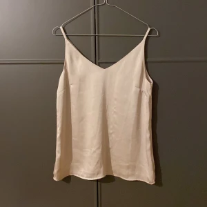 Silkestopp  - Beige topp i silke i storlek 36. 
