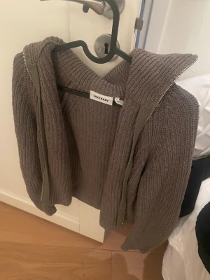 Kofta från Weekday - Så snygg och skön kofta från weekday. Passar alla outfits och är knappt använd. Använd 2-3 gånger. Bra kvalite och passar XS-M. Pris kan diskuteras och köpte står för frakt❤️