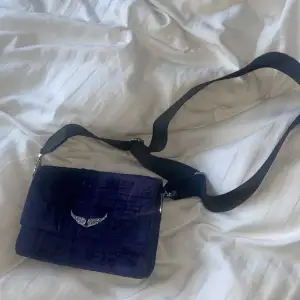 Perfekt väska att ha en utekväll eller till skolan. Axel väska i en blå cool färg.