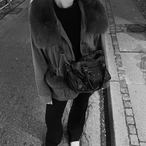 Jacka med päls  - Skitsnygg jacka med päls både på fickorna och runt kragen 🤩🤩Jackan ligger åt det militärgröna hållet och är i materialet likt jeansjacka. 💓💓 Jackan är i M och sitter oversized på mig som brukar bära S ❤️‍🔥