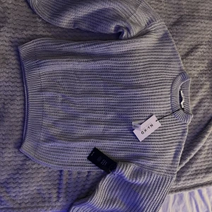 Stickad tröja - Stickad tröja ifrån nakd  Helt oanvänd