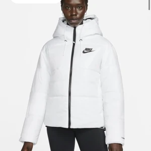 Nike vinterjacka  - så sjukt fint skick på den!  säljer pågrund av att jag fick en ny. För egna bilder osv skriv till mig❤️
