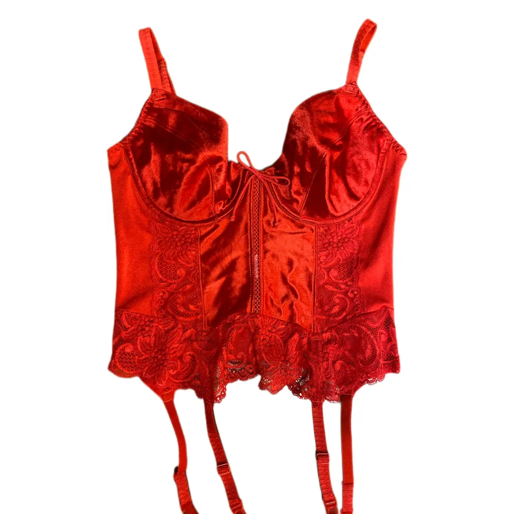 Vintage red satin and lace corset   Adjustable straps and 3 hooks to define the waist   Cup size 75B, not padded   In good condition, no visible flaws   Size S or M   Vintage röd satin och spets korsett   I bra skick  Kupa 75B   Storlek S och M . Toppar.